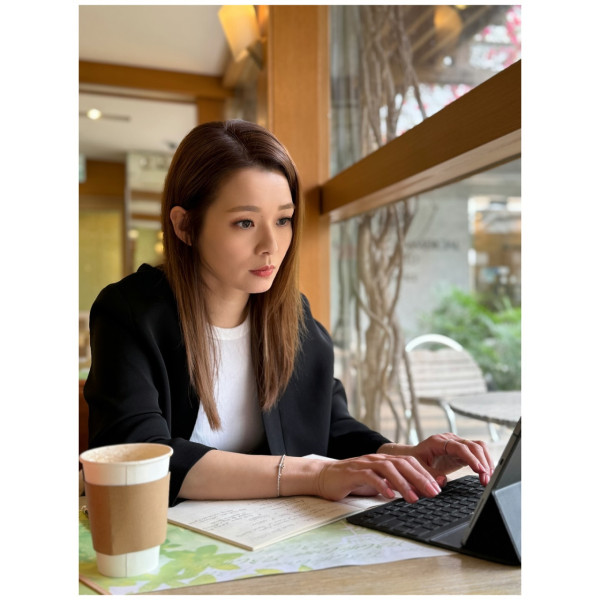 43歲女藝人驚爆遇交通意外頸椎移位 獨自入院後需戴頸箍開工惹擔憂