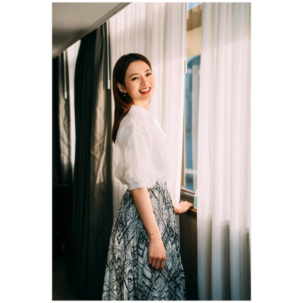 43歲女藝人驚爆遇交通意外頸椎移位 獨自入院後需戴頸箍開工惹擔憂