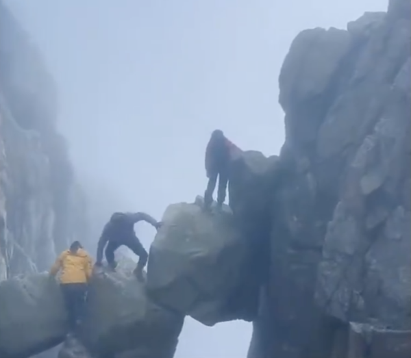 3遊客爬上泰山「仙人橋」懸空巨石 無視警告玩命打卡險象環生 