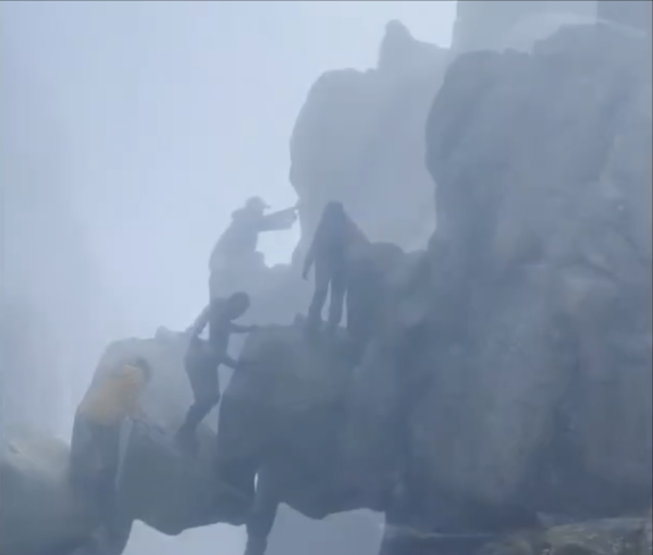 3遊客爬上泰山「仙人橋」懸空巨石 無視警告玩命打卡險象環生 