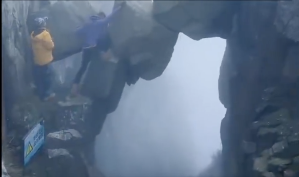 3遊客爬上泰山「仙人橋」懸空巨石 無視警告玩命打卡險象環生 