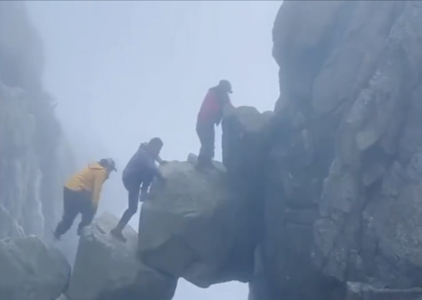 3遊客爬上泰山「仙人橋」懸空巨石 無視警告玩命打卡險象環生 