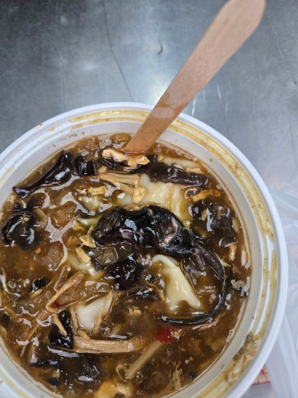 連鎖食店原隻老鼠浸酸辣湯！有毛有尾有手腳店家僅退$47／事主憂剩下餘湯會被照賣