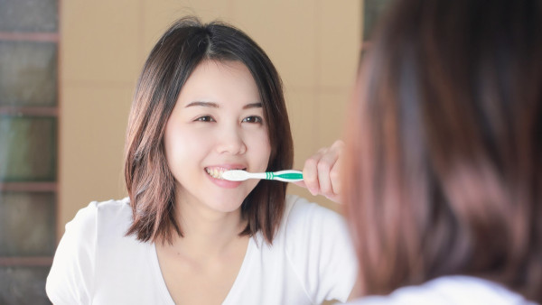 當牙齒接觸酸性食物或飲料後,其表面的琺瑯質會出現軟化現象。(圖片來源︰iStock)