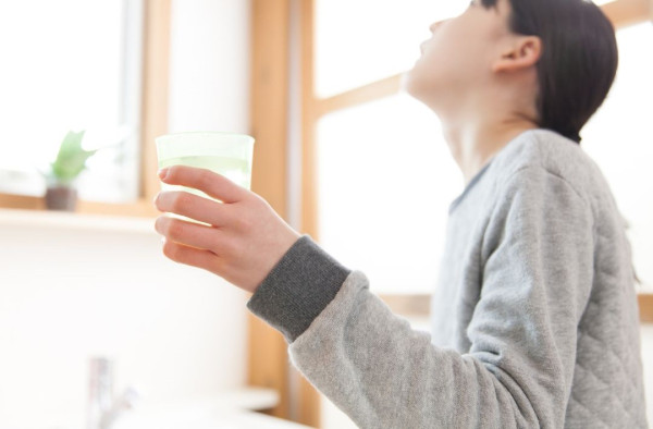 每天早上起床及晚上睡前刷牙,有助徹底清除牙齒表面的牙菌膜,從而預防牙周病。(圖片來源︰Canva)