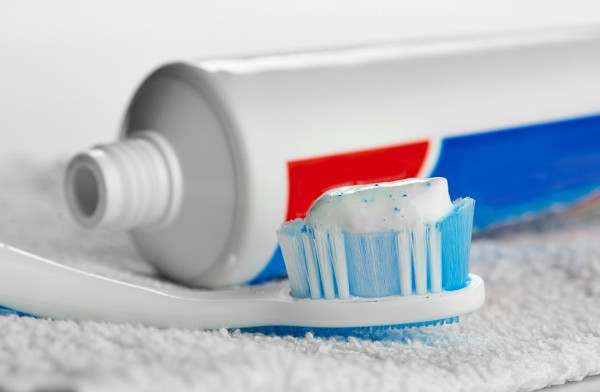 牙膏中的薄荷味只會帶來「感覺乾淨」的心理作用,與實際的潔齒效果沒有關係。(圖片來源︰Canva)