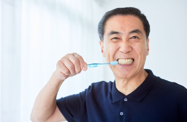 確保刷足2至3分鐘,不用急著吐掉牙膏泡沫,以延長牙膏護牙成分跟牙齒的接觸時間。(圖片來源︰Canva)