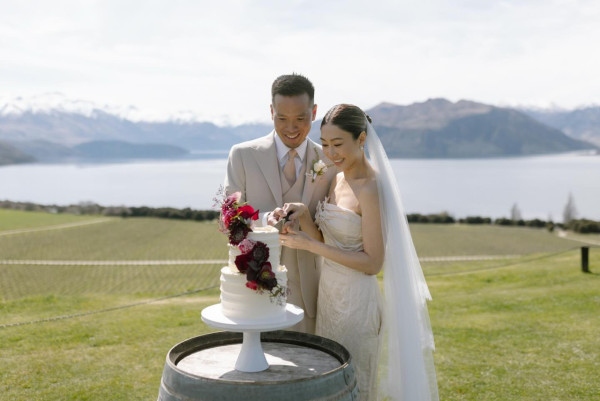 胡定欣婚後首度現身腹部隆起孕味超濃 胡杏兒豪贈六位數巨型流星錘龍鳳鈪