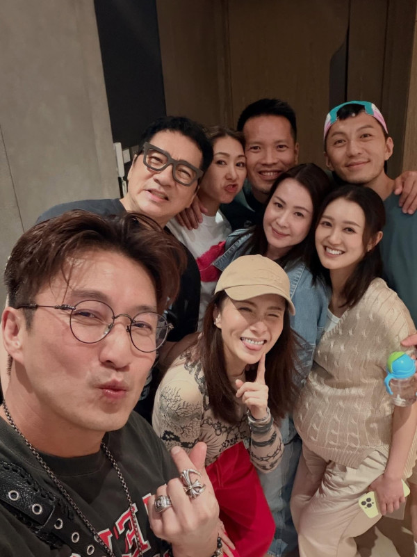 胡定欣婚後首度現身腹部隆起孕味超濃 胡杏兒豪贈六位數巨型流星錘龍鳳鈪