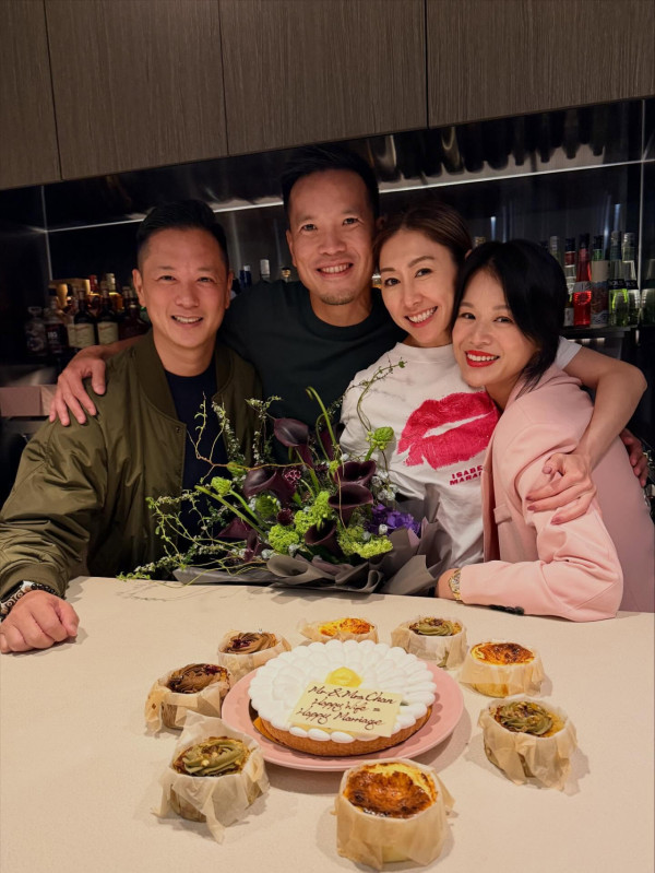 胡定欣婚後首度現身腹部隆起孕味超濃 胡杏兒豪贈六位數巨型流星錘龍鳳鈪