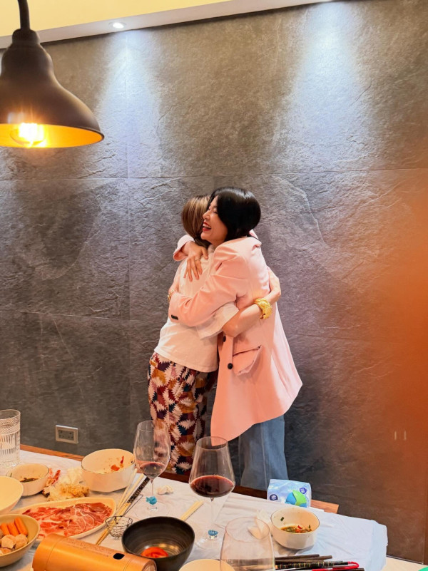 胡定欣婚後首度現身腹部隆起孕味超濃 胡杏兒豪贈六位數巨型流星錘龍鳳鈪