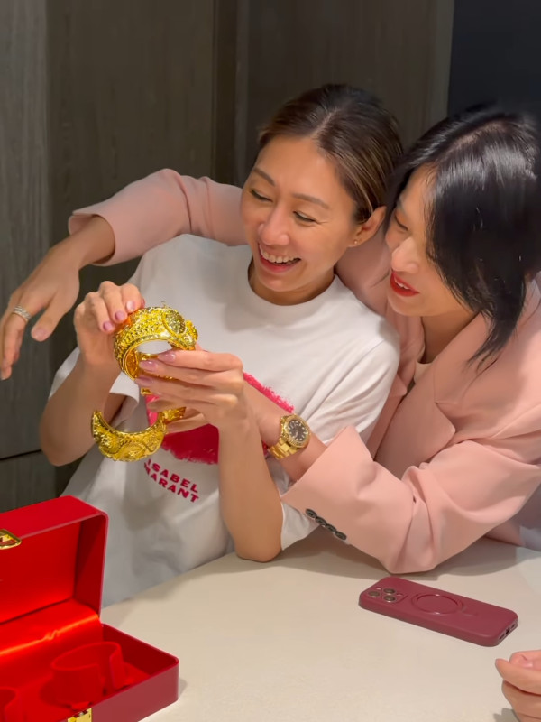 胡定欣婚後首度現身腹部隆起孕味超濃 胡杏兒豪贈六位數巨型流星錘龍鳳鈪