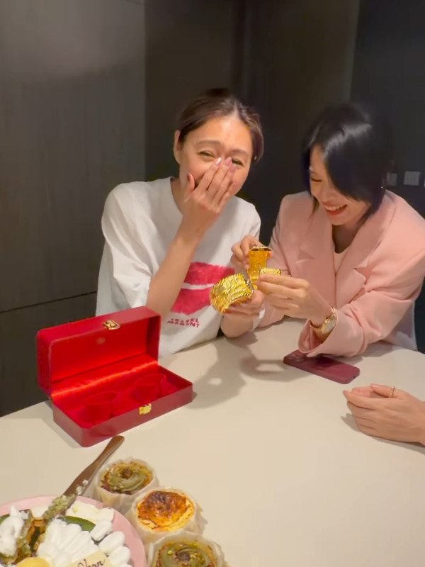 胡定欣婚後首度現身腹部隆起孕味超濃 胡杏兒豪贈六位數巨型流星錘龍鳳鈪