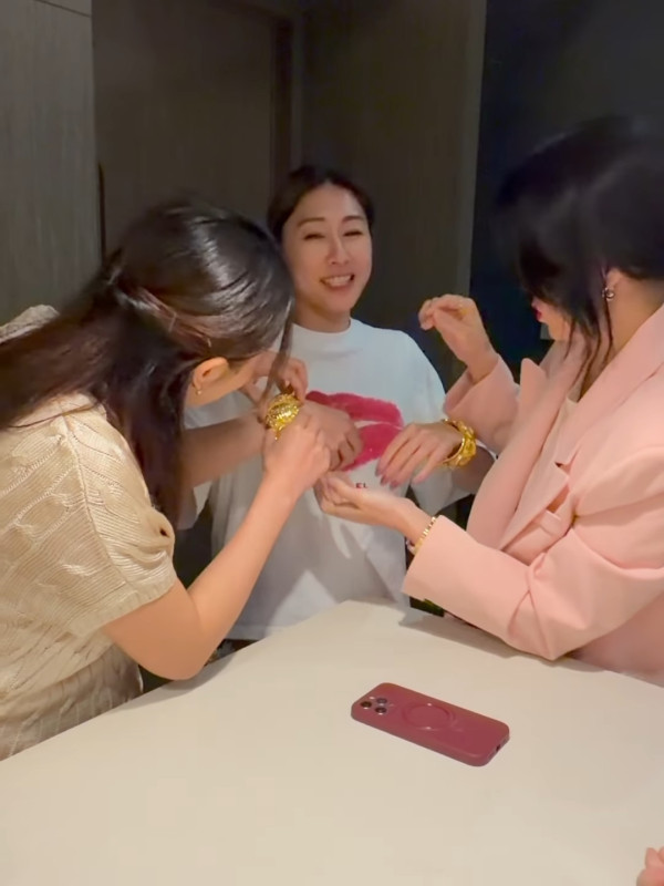 胡定欣婚後首度現身腹部隆起孕味超濃 胡杏兒豪贈六位數巨型流星錘龍鳳鈪