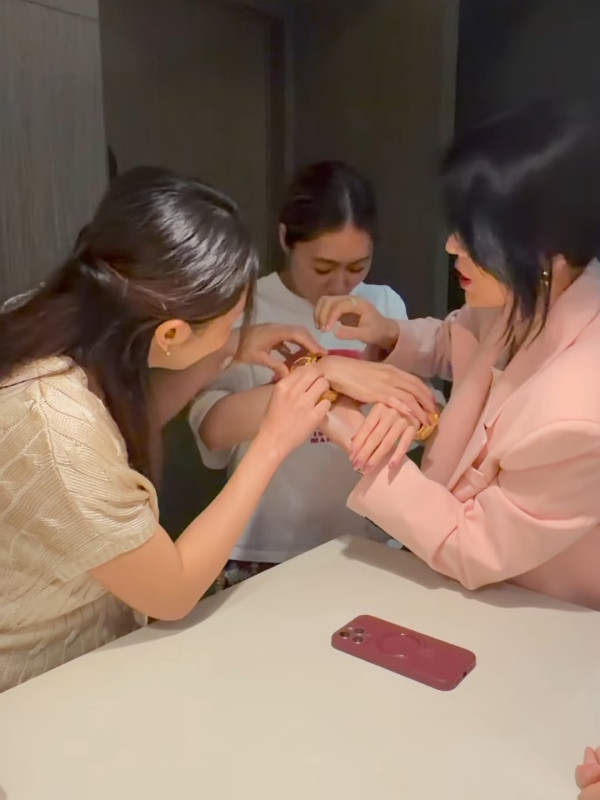 胡定欣婚後首度現身腹部隆起孕味超濃 胡杏兒豪贈六位數巨型流星錘龍鳳鈪