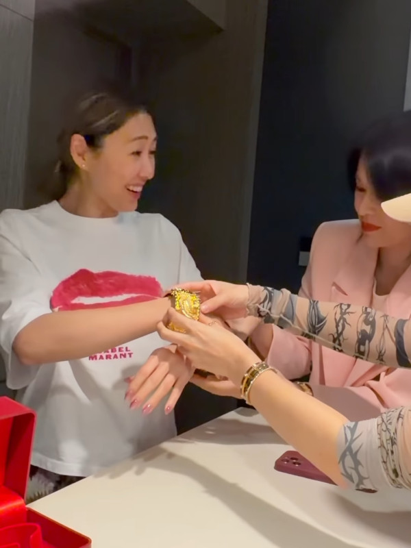 胡定欣婚後首度現身腹部隆起孕味超濃 胡杏兒豪贈六位數巨型流星錘龍鳳鈪