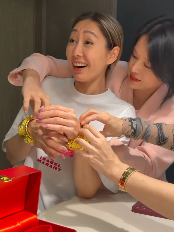 胡定欣婚後首度現身腹部隆起孕味超濃 胡杏兒豪贈六位數巨型流星錘龍鳳鈪