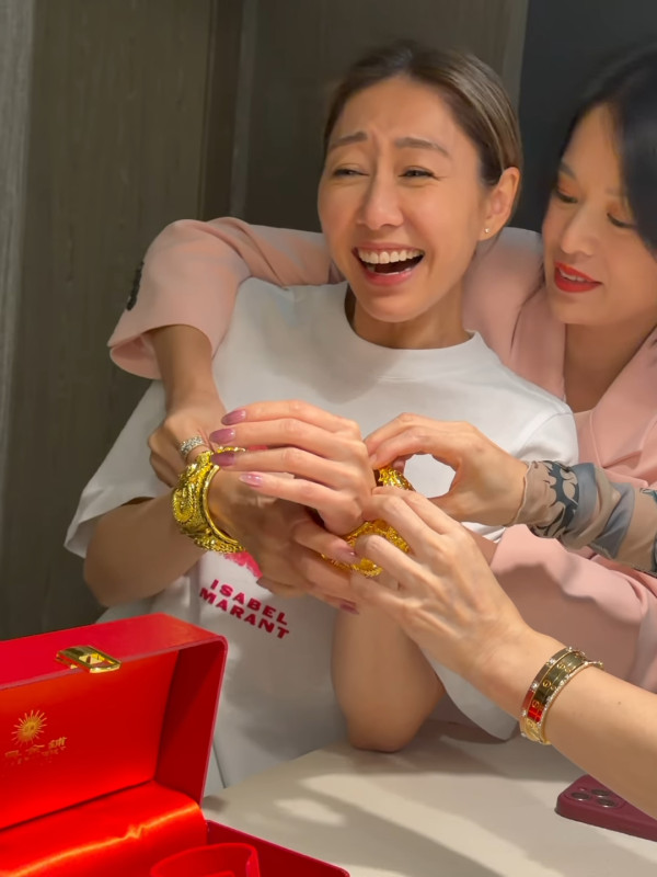 胡定欣婚後首度現身腹部隆起孕味超濃 胡杏兒豪贈六位數巨型流星錘龍鳳鈪