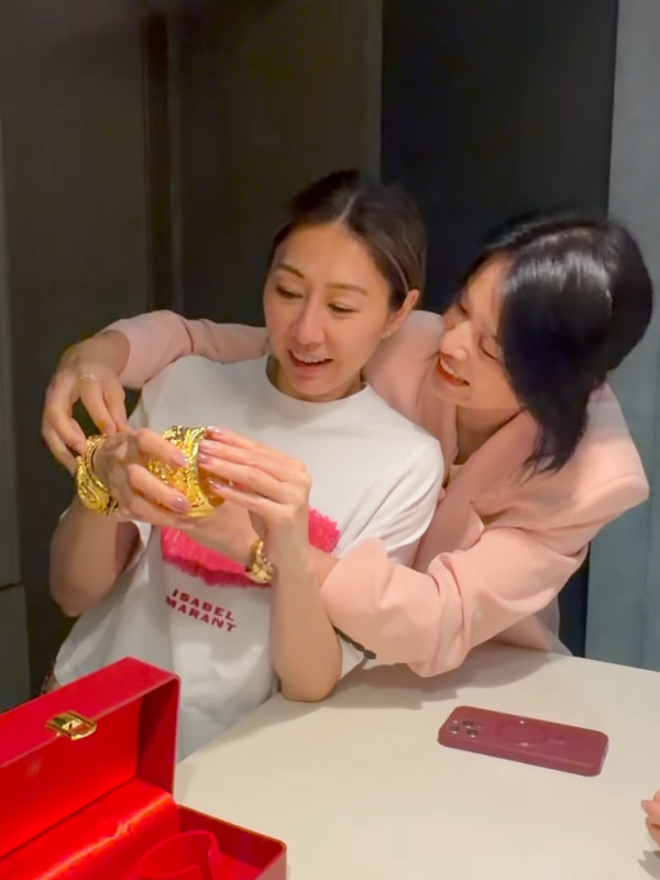 胡定欣婚後首度現身腹部隆起孕味超濃 胡杏兒豪贈六位數巨型流星錘龍鳳鈪