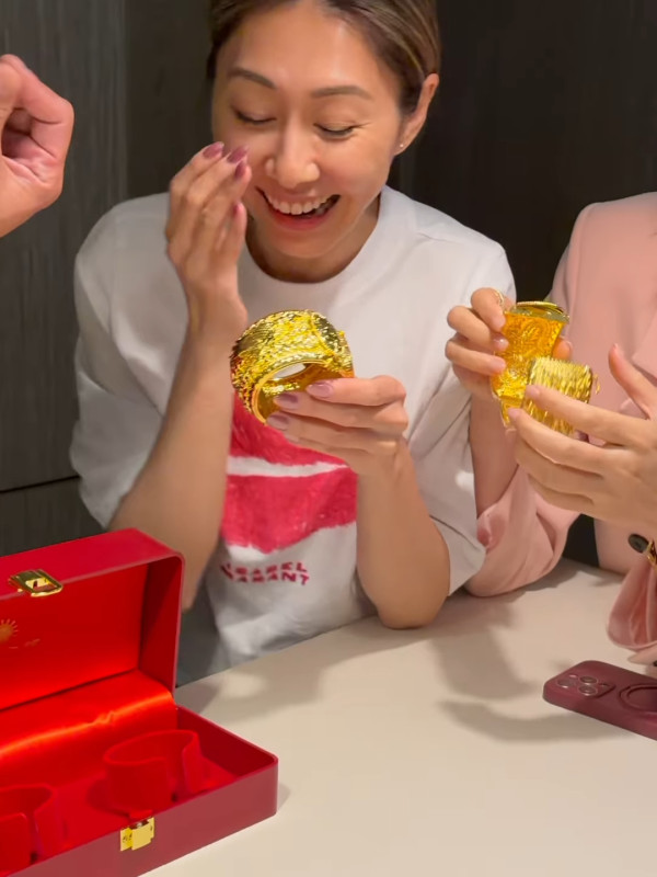 胡定欣婚後首度現身腹部隆起孕味超濃 胡杏兒豪贈六位數巨型流星錘龍鳳鈪