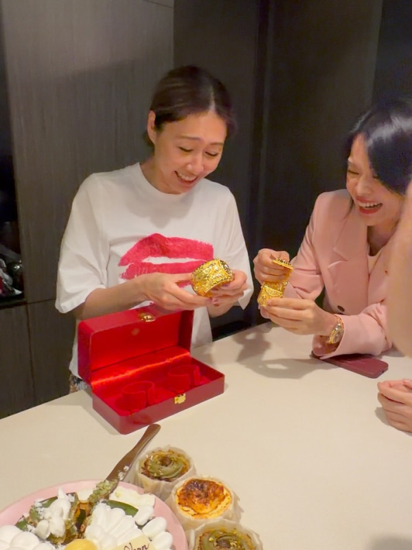 胡定欣婚後首度現身腹部隆起孕味超濃 胡杏兒豪贈六位數巨型流星錘龍鳳鈪