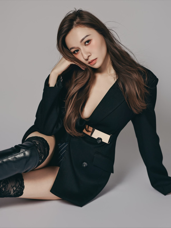 「最好身材」港姐冠軍萬聖節性感出擊 久違露W字深溝事業線震撼眼球