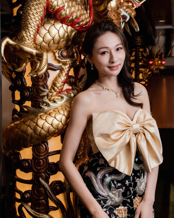 「最好身材」港姐冠軍萬聖節性感出擊 久違露W字深溝事業線震撼眼球