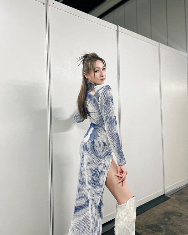 「最好身材」港姐冠軍萬聖節性感出擊 久違露W字深溝事業線震撼眼球