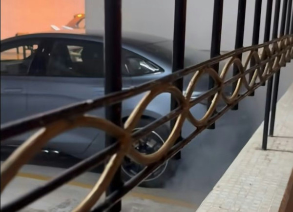 比亞迪電動車冒煙蔓延停車場 網民熱議冚到實一實先拖走 蓋白色氈其實有這作用