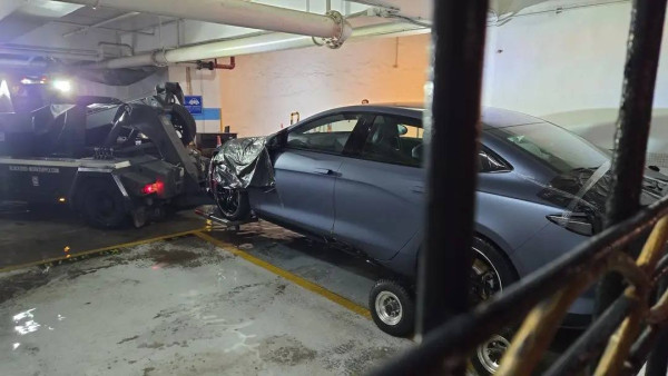 比亞迪電動車冒煙蔓延停車場 網民熱議冚到實一實先拖走 蓋白色氈其實有這作用