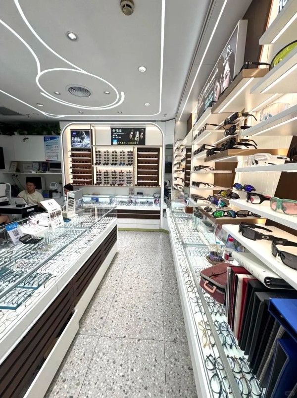 約瑟眼鏡城。圖片來源：小紅書@约瑟眼镜（深圳罗湖店）