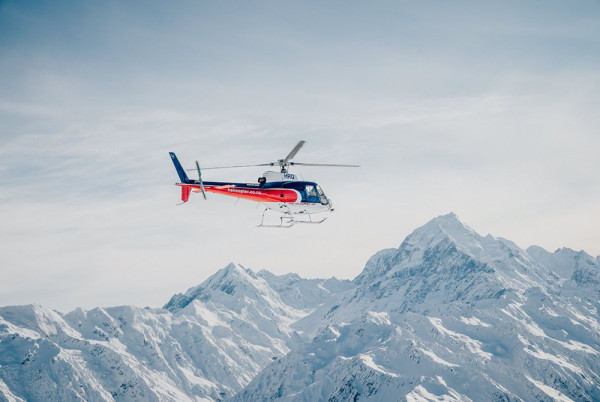 永安旅遊農暦新年新西蘭9天團 探索南北島豪華行程：重本包坐直升機飛越冰川、皇后鎮獲獎酒莊午宴、懷托摩百萬螢火蟲洞奇觀 