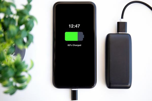 通宵充電手機電更快玩完？ 專家揭「5大陋習」令電池提早報銷 (附iPhone/Android電池健康檢查)