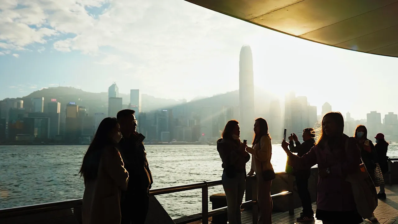 港女搵工同時收香港英國offer陷入兩難之中。圖片來源:HKET圖庫