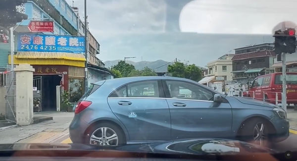 車cam直擊｜P牌女司機斑馬線調頭 踢拖淡定叔舉動引網民熱議