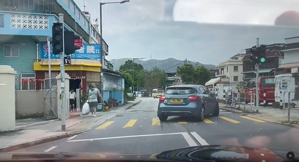 車cam直擊｜P牌女司機斑馬線調頭 踢拖淡定叔舉動引網民熱議