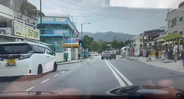車cam直擊｜P牌女司機斑馬線調頭 踢拖淡定叔舉動引網民熱議