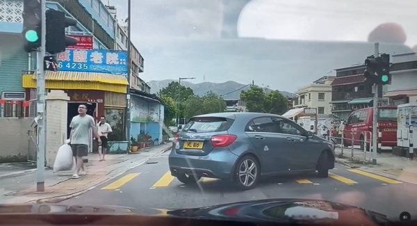車cam直擊｜P牌女司機斑馬線調頭 踢拖淡定叔舉動引網民熱議