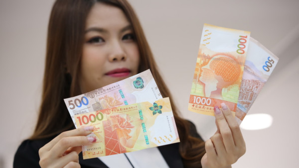 如果紙幣嚴重損毀（如撕爛超過四分之一或防偽特徵不完整），銀行可能只會兌換部分或拒絕兌換。（圖片來源︰HKET）