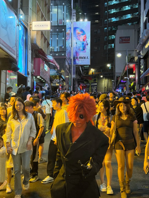 直擊中環蘭桂坊萬聖節人潮洶湧!現場節日氣氛濃厚 市民遊客扮鬼扮馬