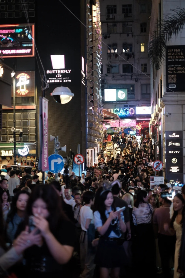 直擊中環蘭桂坊萬聖節人潮洶湧!現場節日氣氛濃厚 市民遊客扮鬼扮馬