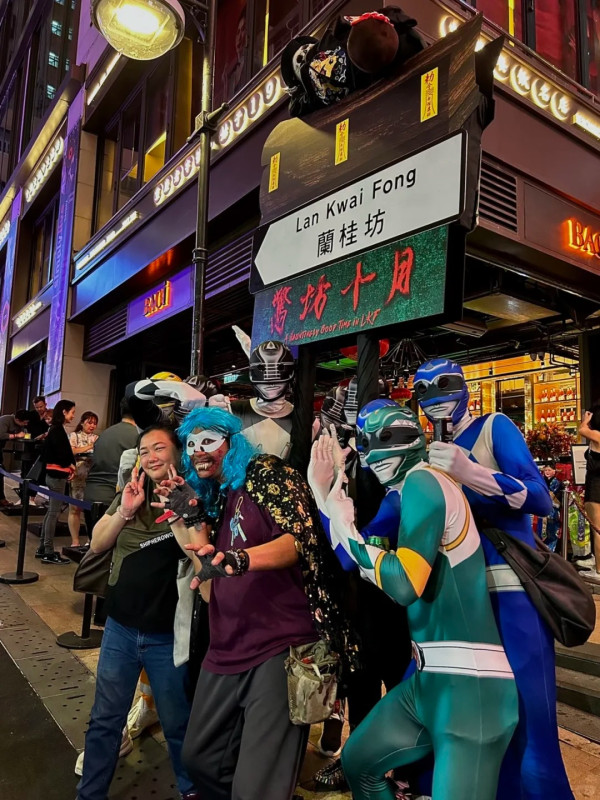 直擊中環蘭桂坊萬聖節人潮洶湧!現場節日氣氛濃厚 市民遊客扮鬼扮馬