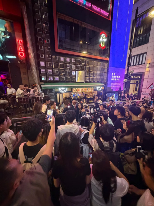 直擊中環蘭桂坊萬聖節人潮洶湧!現場節日氣氛濃厚 市民遊客扮鬼扮馬