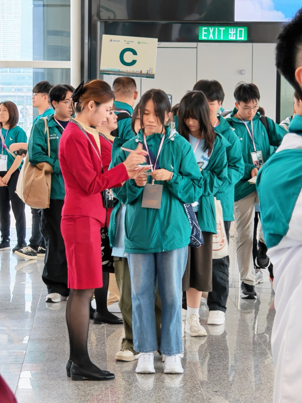 國泰「空中之旅2025」啟航直擊 180名青少年體驗「香港飛香港」特別旅程