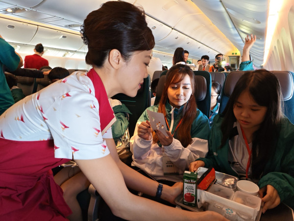 國泰「空中之旅2025」啟航直擊 180名青少年體驗「香港飛香港」特別旅程
