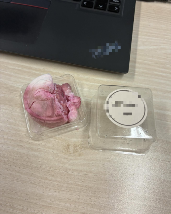 前同事送「狗糧」當散水餅？離職驚喜變驚嚇！網民質疑：想笑我返工似狗