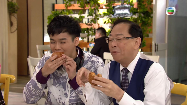 前同事送「狗糧」當散水餅？離職驚喜變驚嚇！網民質疑：想笑我返工似狗