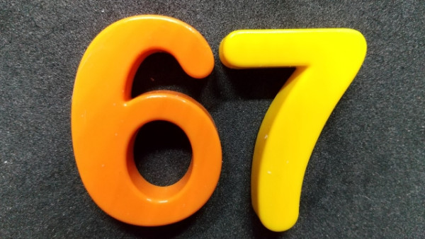 青少年瘋傳神秘數字「67」登上2025年度詞彙寶座！無意義反成最大魅力？全球網民一頭霧水仍瘋狂轉載