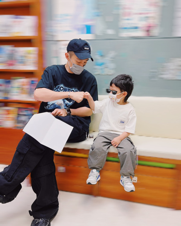 周柏豪罕晒6歲囡囡合照睇演唱會！暴風長高散發少女味獲讚星味濃