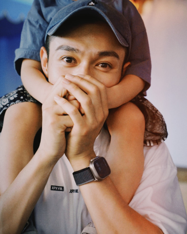 周柏豪激罕晒愛女合照轉眼間暴風成長 父女遊船河幸福畫面羨煞旁人